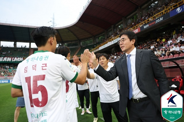 대전 선수들과 인사하는 황선홍 감독(오른쪽). /사진=한국프로축구연맹 제공