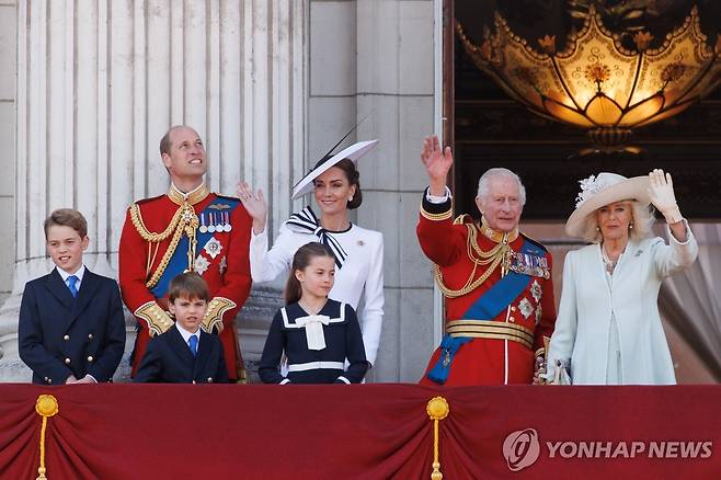 국왕 생일 행사에서 버킹엄궁 발코니 나선 왕실 (런던 EPA=연합뉴스) 찰스 3세 국왕 부부와 윌리엄 왕세자 가족이 버킹엄궁 발코니에서 군중을 바라보고 있다.