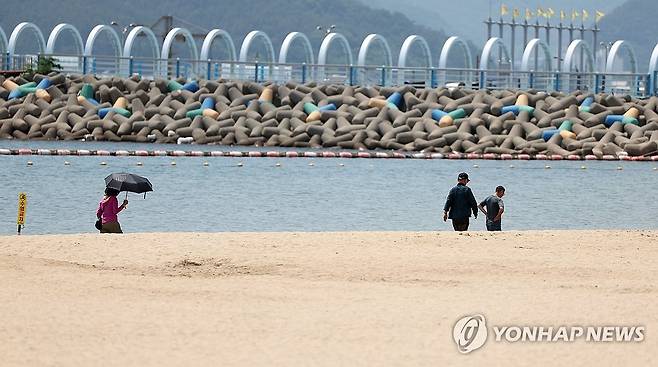 해변 걷기 (창원=연합뉴스) 김동민 기자 = 경남지역 낮 최고 기온이 34도까지 예보된 14일 오후 시민들이 경남 창원시 마산합포구 광암해수욕장에서 걷고 있다. 2024.6.14 image@yna.co.kr