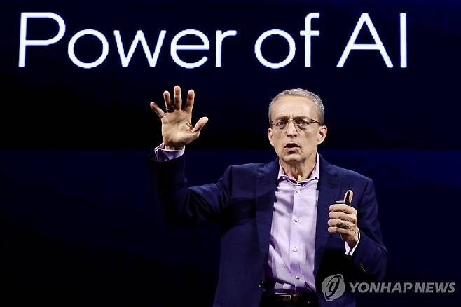 대만 IT박람회서 기조연설 하는 인텔 CEO (타이베이 EPA=연합뉴스) 패트릭 겔싱어 인텔 최고경영자(CEO)가 4일 대만 타이베이에서 열린 IT 박람회 '컴퓨텍스 2024' 행사에서 기조연설을 하고 있다. 2024.06.04 passion@yna.co.kr