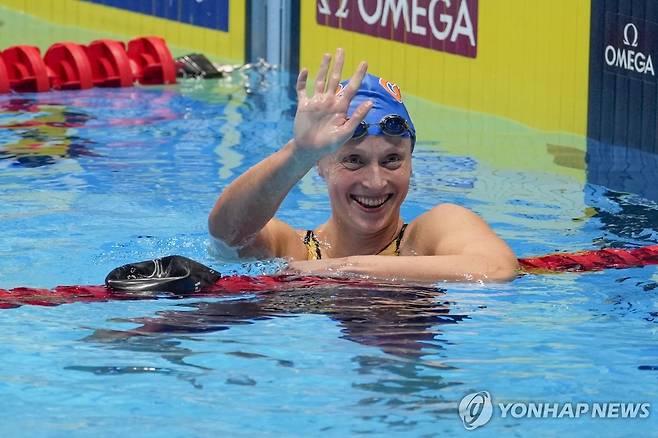 러데키, 미국 대표선발전 자유형 400ｍ 우승 (인디애나폴리스 AP=연합뉴스) 케이티 러데키가 16일(한국시간) 미국 인디애나주 인디애나폴리스에서 열린 2024 파리 올림픽 미국 수영 대표선발전 여자 자유형 400ｍ 결승에서 우승한 뒤, 손을 흔들고 있다.