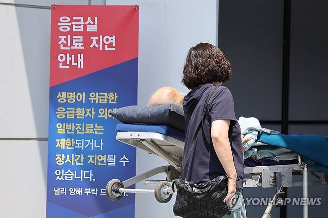 다가오는 의사 집단휴진…진료 마비 발생할까 (서울=연합뉴스) 임화영 기자 = 동네 병의원과 대학병원을 가리지 않고 '전면 휴진'이 확산하는 가운데 14일 서울대병원 응급진료센터로 한 환자가 이송되고 있다. 2024.6.14 hwayoung7@yna.co.kr