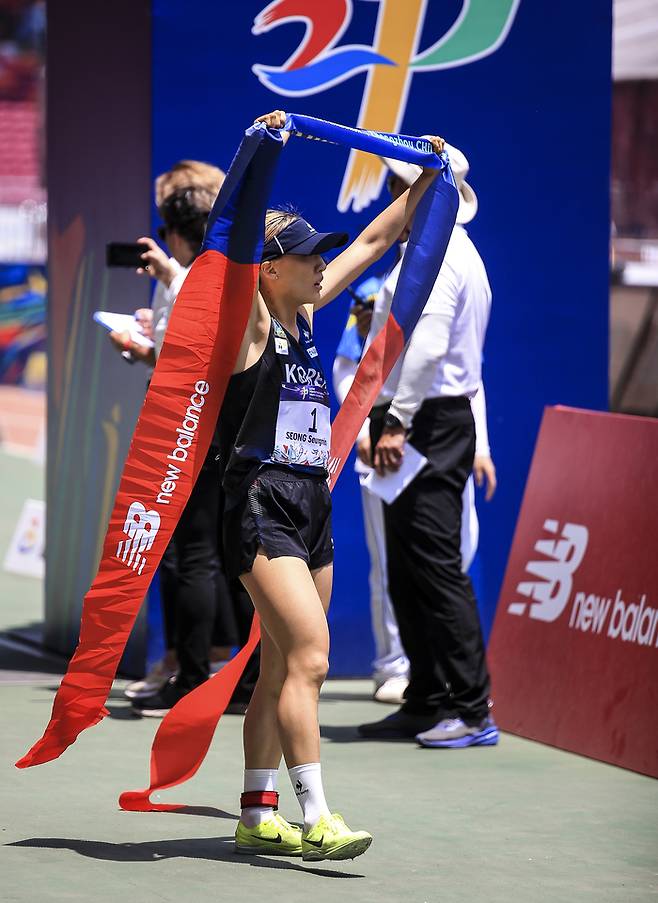 한국 근대5종 대표팀 성승민이 15일 중국 정저우에서 열린 2024 세계선수권 여자 개인전에서 금메달을 따낸 후 세니머니를 하고 있다. 사진 | 대한근대5종연맹