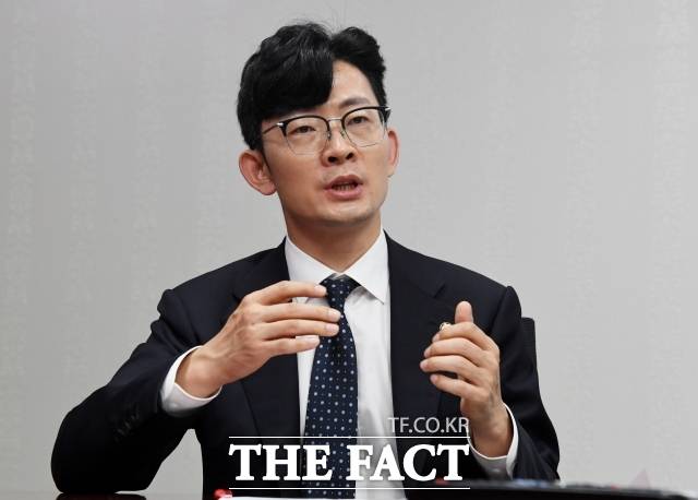 박충권 국민의힘 의원이 12일 오후 서울 여의도 국회의원회관에서 진행된 더팩트와의 인터뷰에서 질문에 답변을 하고 있다. 박 의원은 본인의 정치적 소명을 "대한민국 미래를 대비하는 데 있다고 생각한다"고 밝혔다. /배정한 기자