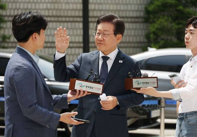 더불어민주당 이재명 대표가 14일 서울 서초동 서울중앙지법에서 열리는 공직선거법 관련 재판에 출석하기에 앞서 취재진 앞에서 입장을 말하던 중 사람들을 향해 조용히 해줄 것을 요청하고 있다. [이미지출처=연합뉴스]