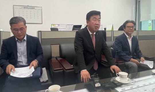 이범석 청주시장이 17일 청주시청 기자들과 만나 "청주시 그랜드플라자 청주호텔 내 카지노 입점이 불승인으로 결정됐다"고 밝혔다. 석지연 기자