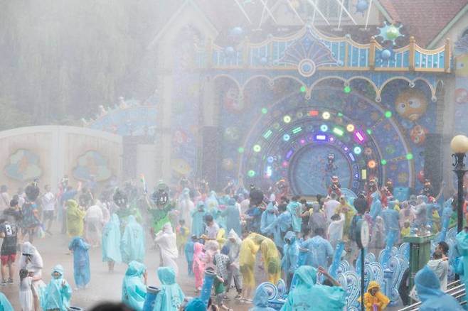 사방에서 물이 시원하게 쏟아져 온몸이 흠뻑 젖는 공연으로 유명한 초대형 워터쇼 '슈팅 워터펀' 공연 모습ⓒ삼성물산