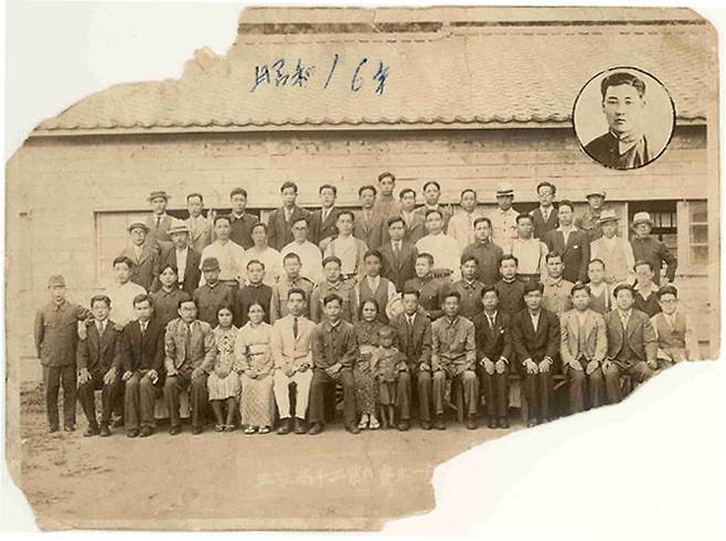 1941년 일본 니가타현 사도 광산에 징용된 조선인 노동자들이 현지 합숙소 앞에서 찍은 사진. 임태호 씨(얼굴 사진)는 1940년
 징용당해 강제 노역을 하다가 제2차 세계대전 종전 직전에 탈출했다. 사진 출처 일본 가와사키 재일코리안생활문화자료관 홈페이지