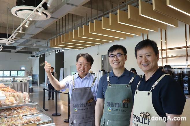 일일카페 직원이 된 고려아연 사장단. (왼쪽부터) 정무경 지속가능경영부문 사장, 정태웅 제련기술부문 사장, 박기덕 TD사업부문 사장.