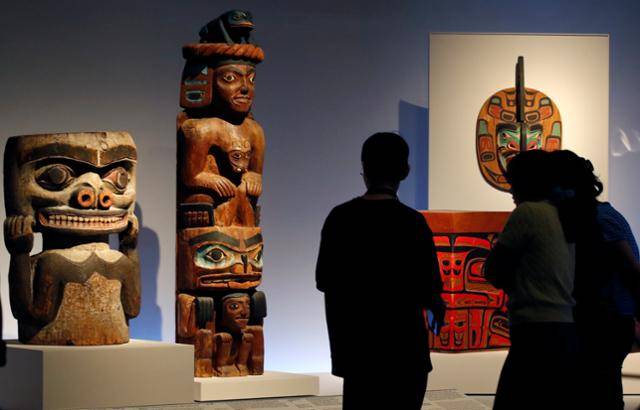 17일 오전 서울 용산구 국립중앙박물관 기획전시실에서 열린 특별전 '우리가 인디언으로 알던 사람들' 공개회에서 참가자들이 콰콰케와크족 원주민들이 사용한 기둥을 둘러보고 있다. 뉴스1