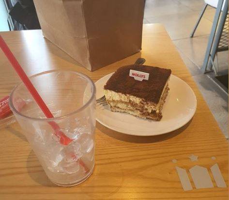 외박 중 모르는 여성으로부터 조각케이크를 선물받은 군인의 사연이 알려졌다. [사진='육군훈련소 대신 전해드립니다' 페이스북]