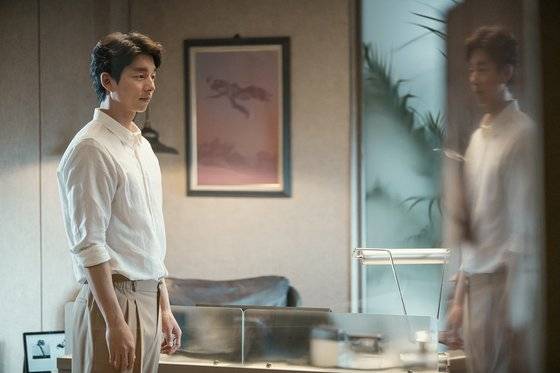 영화 ‘원더랜드’에서 컴퓨터로 프로그래밍한 세상에 존재하는 AI 캐릭터 성준(공유). [사진 에이스메이커무비웍스]