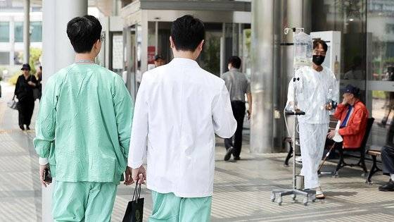 동네 병의원과 대학병원을 가리지 않고 '전면 휴진'이 확산하는 가운데 14일 서울대병원에서 의료진과 환자가 이동하고 있다. 연합뉴스