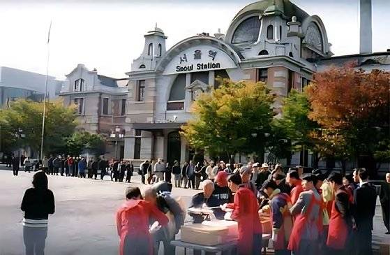 ▲ 서울역노숙인자활센터센터 노숙인들을 위한 무료급식을 제공했다.