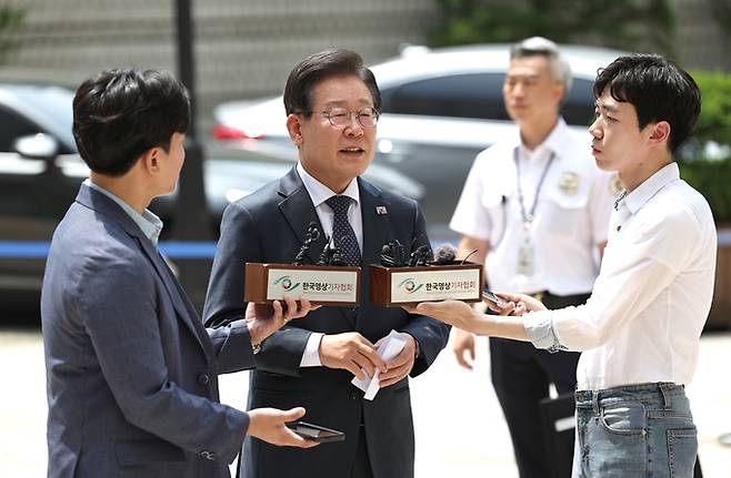 이재명 더불어민주당 대표가 14일 서울 서초구 서울중앙지방법원에서 열린 공직선거법 관련 재판에 출석하기에 앞서 발언하고 있다. /뉴시스