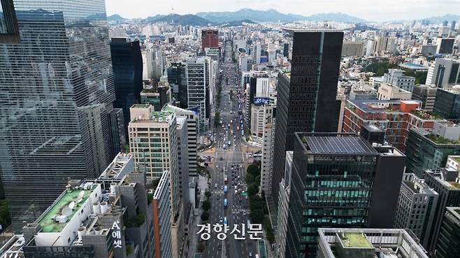 서울 강남구 강남역 인근에서 바라본 강남대로에 오피스 빌딩이 늘어서있다. 조태형 기자.