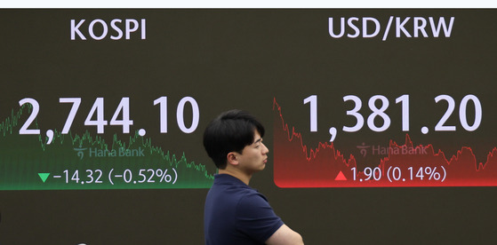 Monday's won-dollar exchange rate displayed on a screen in Hana Bank's trading room in central Seoul [YONHAP]