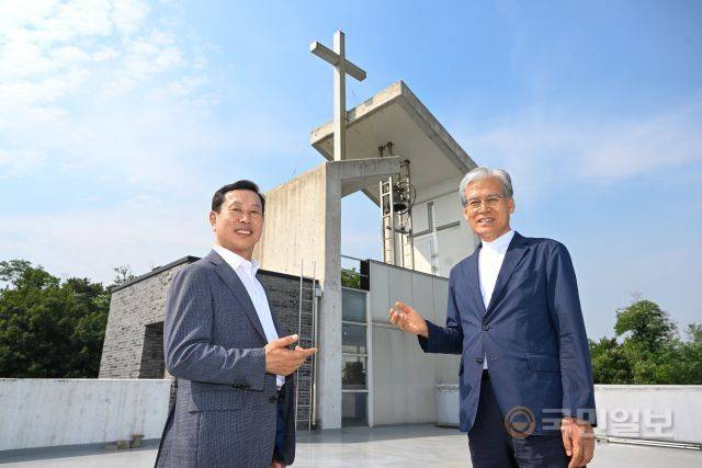 초대교회 강병철(오른쪽) 위임목사와 이정환 장로가 지난 14일 서울 동작구 사당동의 교회 건물 옥상에서 십자가 탑과 ‘평화통일의 종’을 배경으로 사진을 찍고 있다. 신석현 포토그래퍼