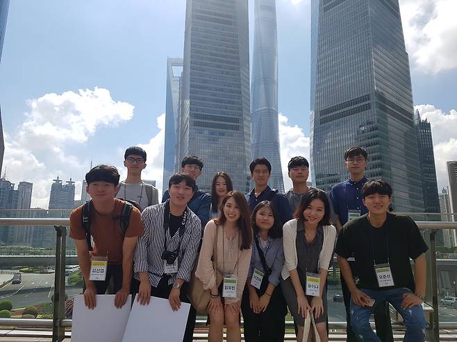 국가공인 경제경영이해력인증시험(매경TEST) 고득점자 12명으로 구성된 '제4기 매경 글로벌금융허브 탐방단'이 중국 상하이 푸둥 금융지구를 배경으로 촬영하고 있다. 경제경영연구소