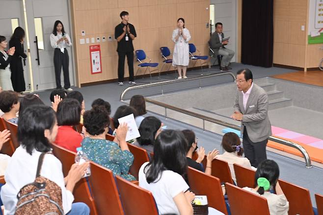 이현재 하남시장이 하남시어린이도서관(가칭) 건립 관련 주민설명회에서 계획을 발표하며 시민의견을 수렴하고 있다./사진제공=하남시