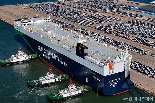 (옌타이 AFP=뉴스1) 김성식기자 = 중국 상하이자동차사 제조 차량들이 15일 옌타이항에서 선적을 기다리고 있다. 이 차량들을 선적할 SAIC ANJI 이터니티호는 상하이자동차가 자차 수출을 위해 중국서 건조한 차량전용 운반 선박이다. 2024.05.16 ⓒ AFP=뉴스1 Copyright (C) 뉴스1. All rights reserved. 무단 전재 및 재배포, AI학습 이용 금지. /사진=(옌타이 AFP=뉴스1) 김성식기자