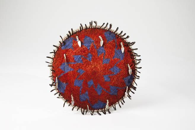 애니 분(포모족), 새의 깃털로 장식한 바구니, 1900년대 초반, 지름 27.1㎝, 덴버박물관.
