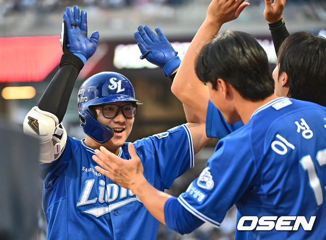 [OSEN=창원, 이석우 기자] 14일 창원NC파크에서 2024 신한 SOL 뱅크 KBO 리그 NC 다이노스와 삼성 라이온즈의 경기가 열렸다. 홈팀 NC는 신민혁이 방문팀 삼성은 코너가 선발 출전한다. 삼성 라이온즈 윤정빈이 4회초 2사 우중월 동점 솔로 홈런을 치고 하이파이브를 하고 있다. 2024.06.14 / foto0307@osen.co.kr