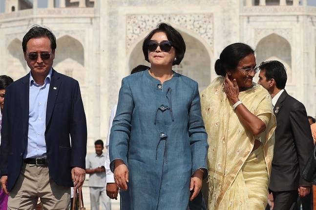 문재인 전 대통령 부인 김정숙(가운데) 여사가 2018년 11월 7일 인도 우타르프라데시주 아그라에 있는 타지마할을 둘러본 뒤 걸어 나오고 있다. 뉴시스