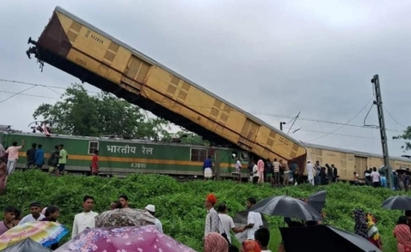 17일 인도 동부 서벵골주(州)에서 열차 추돌사고가 발생했다. 사진=영상캡처