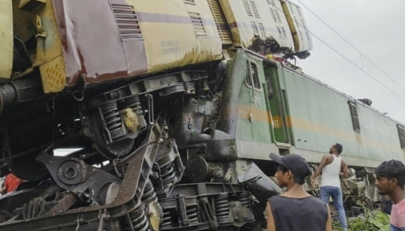 17일 인도 동부 서벵골주(州)에서 열차 추돌사고가 발생했다. 사진=PTI 통신
