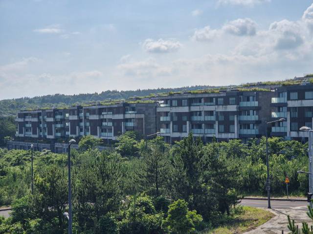 2014년 분양을 마친 헬스케어타운 내 휴양콘도미니엄 전경. 그러나 일대 개발 사업이 8년째 답보 상태에 빠지면서 거주를 포기한 입주민이 늘었다./사진=김민경 기자