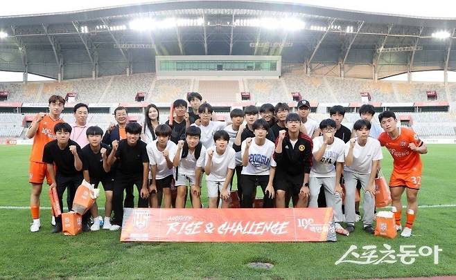 &nbsp;홈경기 초청 행사를 마친 동탄목중학교 학생들이 화성FC 류수혁, 이규석 선수와 기념사진을 촬영하고 있다.