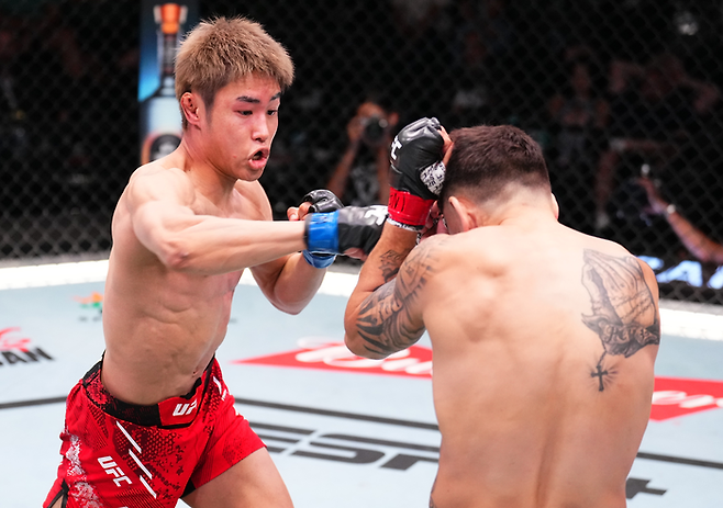 타이라 타츠로(왼쪽). UFC