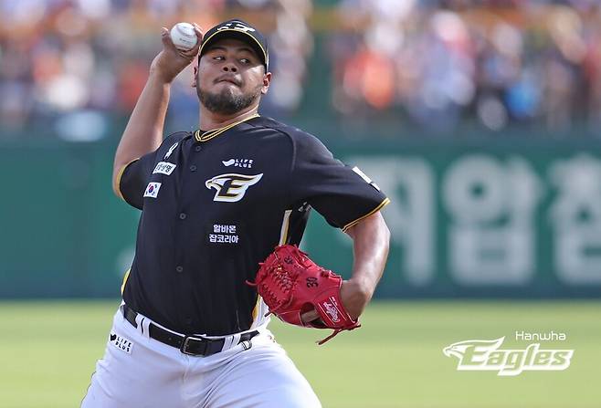 ▲ 메이저리그에서 22승을 거둘 정도로 풍부한 경험을 자랑하는 바리아는 이날 갑작스레 컨디션이 떨어진 상황에서도 버티는 관록을 과시했다 ⓒ한화이글스