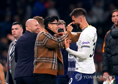 토트넘 홋스퍼 미드필더 로드리고 벤탄쿠르는 17일 자신의 SNS을 통해 우루과이 축구대표팀 유니폼 사진을 게시했다. 벤탄쿠르는 우루과이 대표팀 일원으로 오는 20일 미국에서 열리는 2024 CONMEBOL 코파 아메리카에 참가한다. 벤탄쿠르는 최근 손흥민과 한국인 얼굴이 다 똑같다는 인종차별적인 발언을 하면서 큰 논란을 일으켰다. 연합뉴스