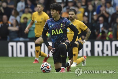 토트넘 홋스퍼 미드필더 로드리고 벤탄쿠르는 17일 자신의 SNS을 통해 우루과이 축구대표팀 유니폼 사진을 게시했다. 벤탄쿠르는 우루과이 대표팀 일원으로 오는 20일 미국에서 열리는 2024 CONMEBOL 코파 아메리카에 참가한다. 벤탄쿠르는 최근 손흥민과 한국인 얼굴이 다 똑같다는 인종차별적인 발언을 하면서 큰 논란을 일으켰다. 연합뉴스