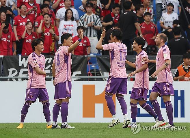 '잘했어' (울산=연합뉴스) 김용태 기자 = 16일 울산 문수축구경기장에서 열린 하나은행 K리그1 2024 울산 HD와 FC서울의 경기에서 울산 주민규가 선제골을 넣고 팀 동료들과 환호하고 있다. 2024.6.16 yongtae@yna.co.kr