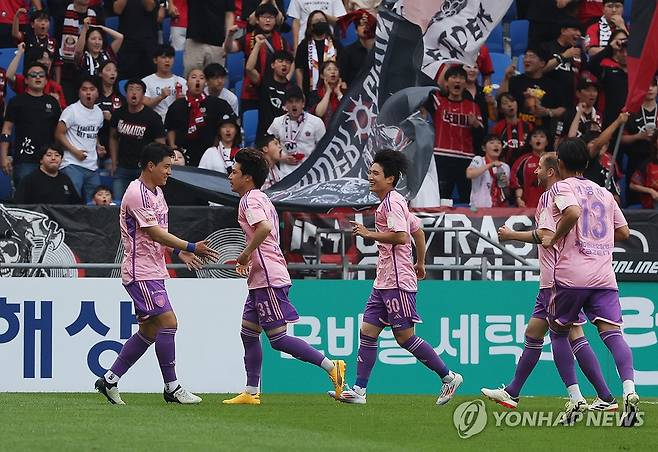 선제골 환호하는 주민규 (울산=연합뉴스) 김용태 기자 = 16일 울산 문수축구경기장에서 열린 하나은행 K리그1 2024 울산 HD와 FC서울의 경기에서 울산 주민규가 선제골을 넣고 팀 동료들과 환호하고 있다. 2024.6.16 yongtae@yna.co.kr