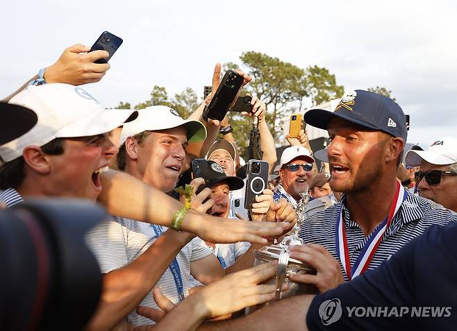 팬들의 축하를 받는 디섐보 [UPI=연합뉴스]