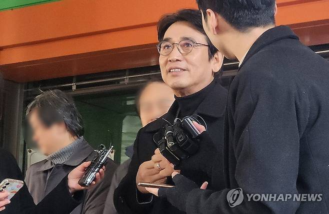 법원 나서는 유시민 전 노무현재단 이사장 (서울=연합뉴스) 안정훈 기자 = 유시민 전 노무현재단 이사장이 21일 서울 마포구 서부지방법원에서 재판을 마친 후 입장을 밝히고 있다. 2023.12.21 hug@yna.co.kr