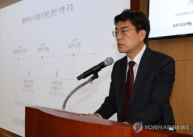 최태원·노소영 소송 관련 입장 밝히는 이동근 변호사 (서울=연합뉴스) 김성민 기자 = 최태원 SK그룹 회장의 법률대리인인 이동근 변호사가 17일 오전 서울 종로구 SK서린빌딩에서 최 회장과 노소영 아트나비센터 관장의 이혼 소송 항소심 관련 입장에 대해 얘기하고 있다. 2024.6.17 ksm7976@yna.co.kr