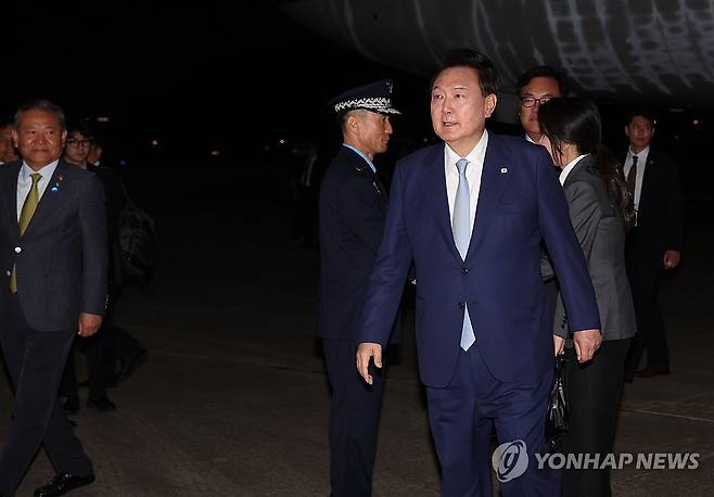 윤석열 대통령 부부, 중앙아시아 3개국 국빈 방문 마치고 귀국 (성남=연합뉴스) 진성철 기자 = 윤석열 대통령과 부인 김건희 여사가 투르크·카자흐·우즈베크 중앙아시아 3개국 국빈 방문을 마치고 16일 새벽 경기 성남 서울공항으로 귀국하고 있다.  2024.6.16 zjin@yna.co.kr