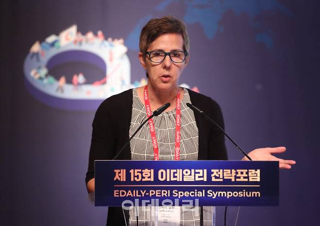 ‘인구위기…새로운 상상력, 패러다임의 전환’을 주제로 제15회 이데일리 전략포럼(Edaily Strategy Forum 2024)이 18일 서울 중구 서울신라호텔에서 열렸다. 신시아 밀러 MDRC 선임연구원이 ‘이데일리-PERI 특별 심포지엄’에서 근거기반-이민정책을 주제로 발표하고 있다.(사진=노진환 기자)