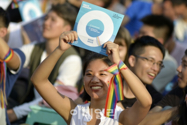 태국 타이페이 대통령 관저에서 동성 커플의 결혼을 지지하는 여성이 법안 통과를 촉구하고 있다. (사진=AFP)