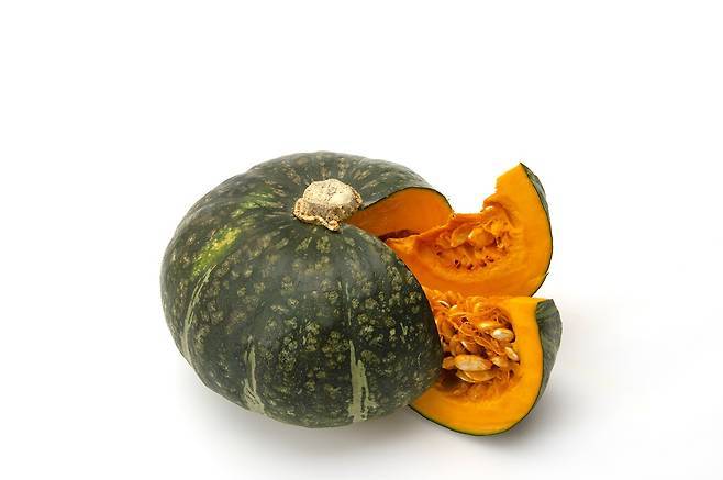 단호박은 주로 쪄서 먹는 서양계 호박이다. 메타오닌 성분이 몸속에 쌓인 노폐물과 독성물질을 배출하는 효과가 있다. [사진=클립아트코리아]