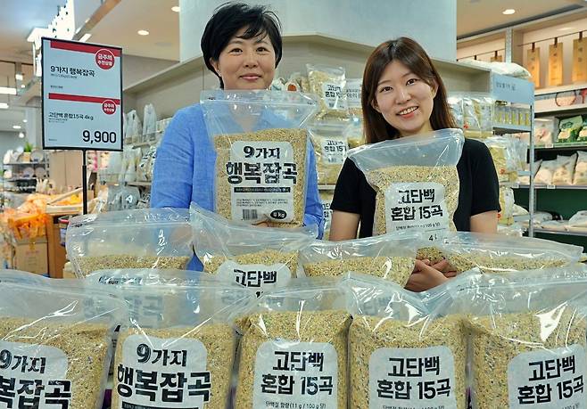 롯데마트와 슈퍼는 다음달 17일까지 '고단백 혼합 15곡'(4kg)을 1만 원 이하 가격에 판매한다.(롯데쇼핑제공)