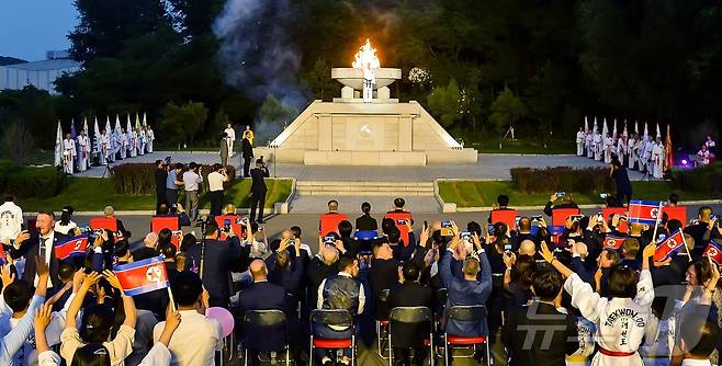 (평양 노동신문=뉴스1) = 북한 노동당 기관지 노동신문은 18일 "제9차 국제무도경기대회 봉화채화 의식이 지난 17일 평양에서 진행됐다＂면서 ＂청춘거리 체육촌에 있는 무도봉화대에서 채화된 봉화는 올해 11월 우즈베키스탄의 타슈켄트에서 열리는 제9차 국제무도경기대회 개막식장의 봉화대에 지펴지게 된다＂라고 보도했다. [국내에서만 사용가능. 재배포 금지. DB 금지. For Use Only in the Republic of Korea. Redistribution Prohibited] rodongphoto@news1.kr