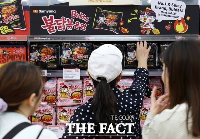 삼양식품이 덴마크 정부의 '불닭볶음면' 제품군 3종에 대한 전량 리콜 조치에 대해 반박에 나서는 가운데 지난달 19일 서울 시내 대형마트를 방문한 소비자들이 불닭볶음면을 구매하고 있다. /뉴시스