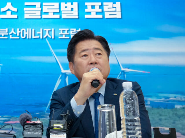 오영훈 제주특별자치도지사가 18일 '2024 제주 그린수소 글로벌포럼' 간담회에서 기자들 질문에 답변하고 있다.