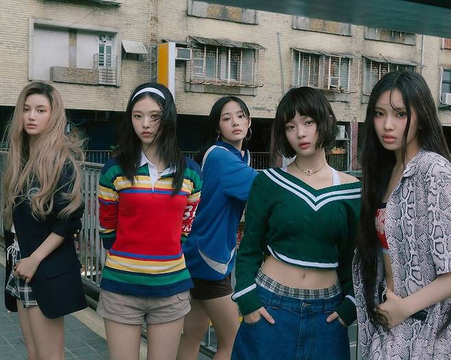 90년대 하라주쿠와 우라하라주쿠에서 탄생한 ‘우라하라’ 스타일로 돌아온 뉴진스의 ‘How Sweet’  링 귀걸이 룩. 뉴진스.